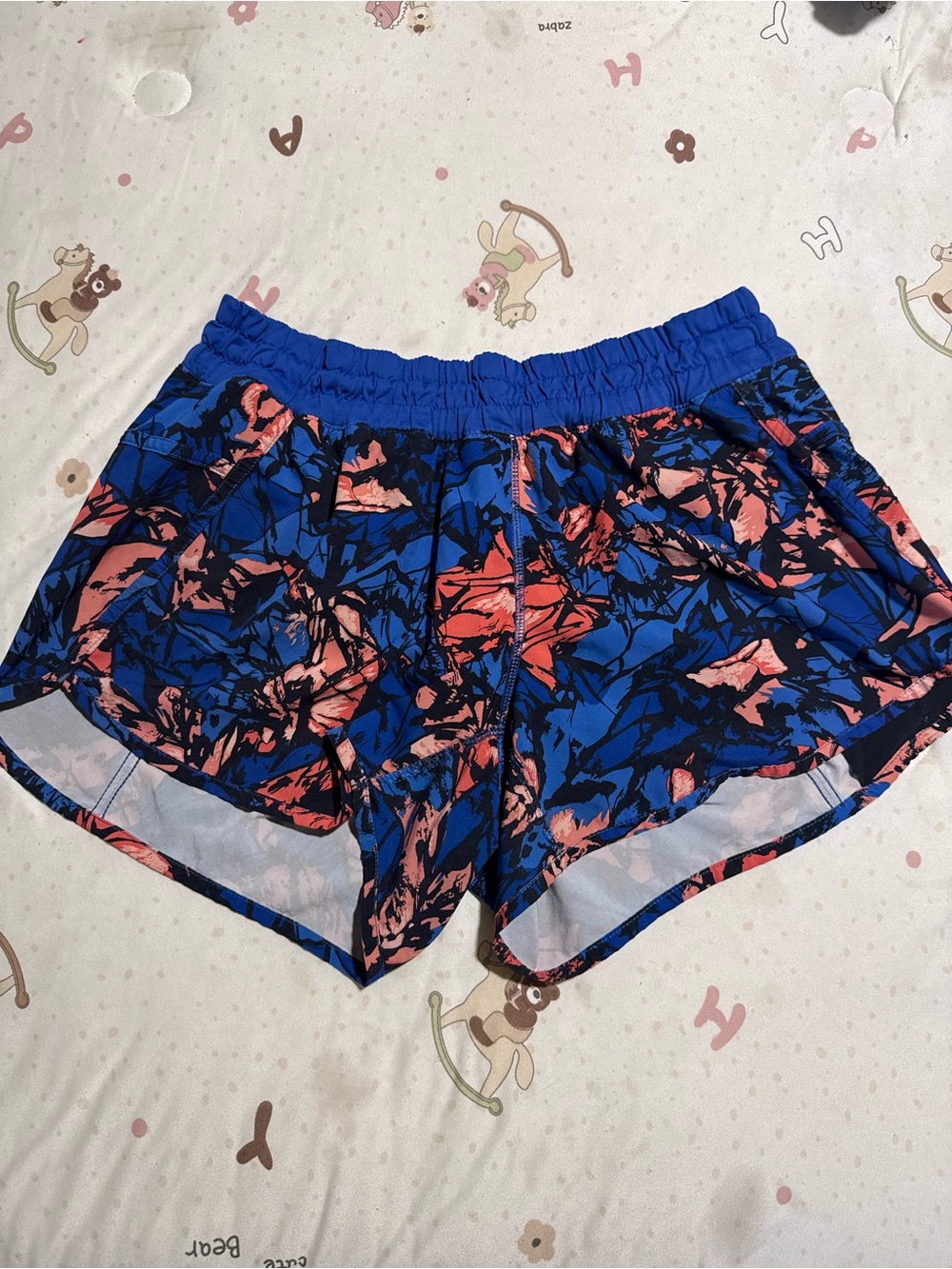 Lululemon tracker short 4-way stretch paint storm 12